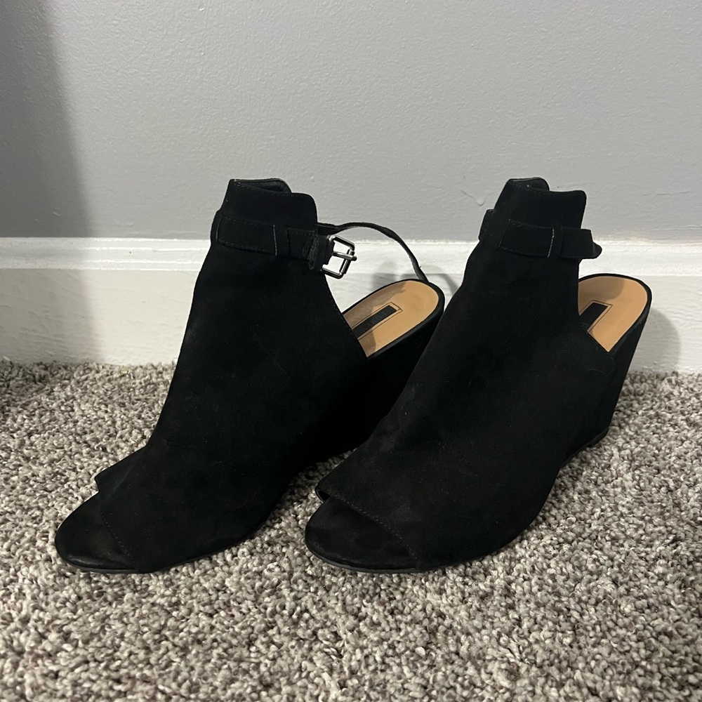 Forever 21 Faux Suede Peep Toe Wedge in Black, 9
